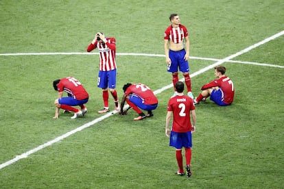 Los jugadores en el campo de juego después de perder el partido.