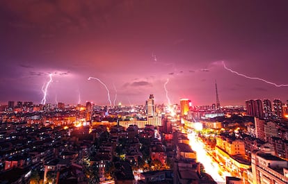 Los rayos caen sobre los edificios de la ciudad de Kunshan (China) durante una fuerte tormenta.