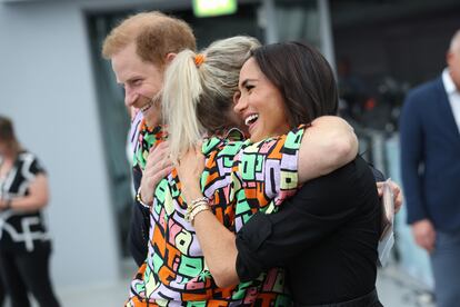 Los duques de Sussex reciben en el aeropuerto de Düsseldorf a los participantes de los Juegos Invictus, este martes 13 de septiembre de 2023.