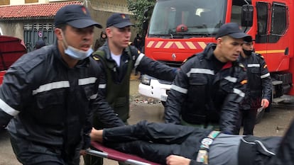 Los servicios de emergencia transportan a una de las víctimas de la inundación del taller textil el pasado 8 de febrero de 2021 en Tánger.