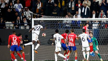 Rüdiger cabecea libre de marca y anota el gol que supuso el empate a uno en la semifinal de la Supercopa disputada este miércoles en Riad entre el Real Madrid y el Atlético.
