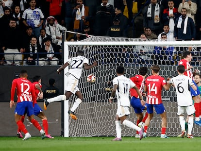 Rüdiger cabecea libre de marca y anota el gol que supuso el empate a uno en la semifinal de la Supercopa disputada este miércoles en Riad entre el Real Madrid y el Atlético.