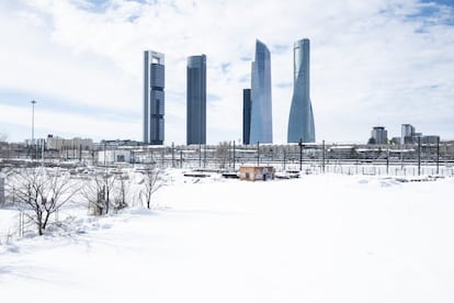El principal temor sigue siendo la bajada de temperaturas prevista para este lunes, que puede convertir la nieve que no se haya retirado en hielo y hacer más peligroso todavía el transito y la circulación por la ciudad. En la imagen, vista general del parque empresarial Cuatro Torres, en el norte de Madrid.