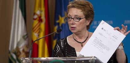 Carmen Martínez Aguayo muestra un documento del Gobierno durante su comparecencia. 