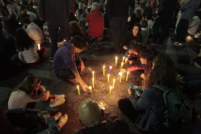 Centenares de personas se concentraron el martes en la plaza de la Font, frente al Ayuntamiento de Tarragona, en protesta por la condena a los líderes del 'procés'.