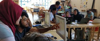 Clase de programación en el campamento de refugiados de Katsikas, en Grecia, organizado por la startup Paz.