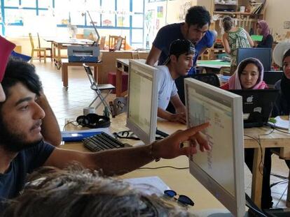 Clase de programación en el campamento de refugiados de Katsikas, en Grecia, organizado por la startup Paz.