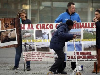 Miembros del circo protestando por la prohibici&oacute;n de animales. 