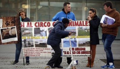 Miembros del circo protestando por la prohibici&oacute;n de animales. 