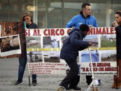 Miembros del circo protestando por la prohibici&oacute;n de animales. 