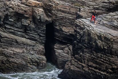 Tourists on the rocks in As Catedrais.