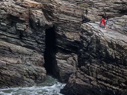 Tourists on the rocks in As Catedrais.