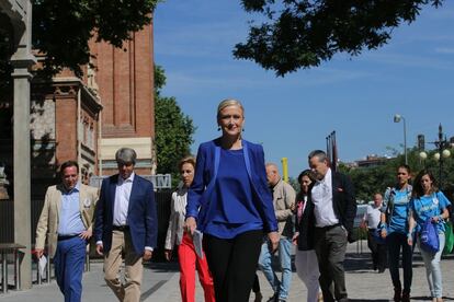 <b>11.15h.</b> El coche la deja en la entrada de Matadero, donde la esperan varios de los componentes de su lista: como Ángel Garrido, número dos; e Isabel González, la hermana del actual presidente de la Comunidad de Madrid, Ignacio González. "Yo no he formado parte de ningún Gobierno de la Comunidad", exclamará después Cifuentes, elevando el tono, cuando se le pregunta por casos de corrupción que han tocado directamente a anteriores Ejecutivos autonómicos del PP.