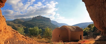 Cerca de la ermita de San Esteban, en Viguera, la erosión ha agujereado la roca con caprichosas formas.