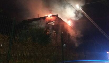 La vivienda incendiada este martes en Bárcena de Cicero (Cantabria)