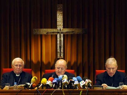El obispo Ricardo Blázquez, en el centro, flanqueado por los cardenales Rouco (derecha) y Cañizares.