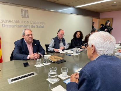 Reunión entre el secretario general de Metges de Catalunya, Xavier Lleonart, a la izquierda, con el consejero de Salud de la Generalitat, Manel Balcells, de espaldas, el lunes 30 de enero.