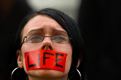 Una participante en la protestas contra la desconexión de Terri Schiavo de los aparatos que la mantienen con vida.