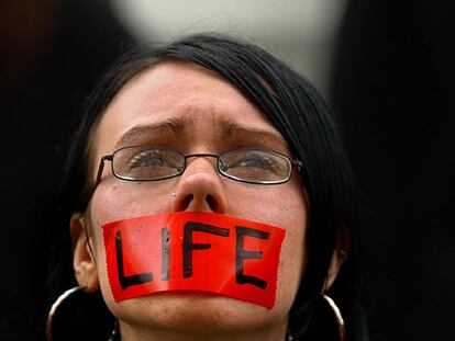 Una participante en la protestas contra la desconexión de Terri Schiavo de los aparatos que la mantienen con vida.