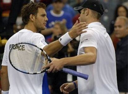 Paul-Henri Mathieu y Andy Roddick se saludan al final del partido