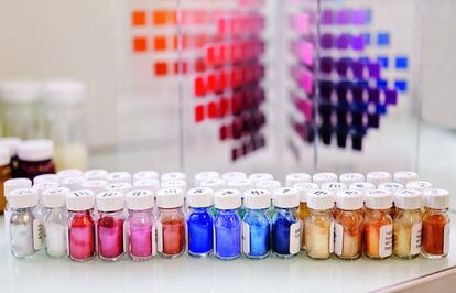 Pigmentos de colores en el laboratorio de Guerlain.