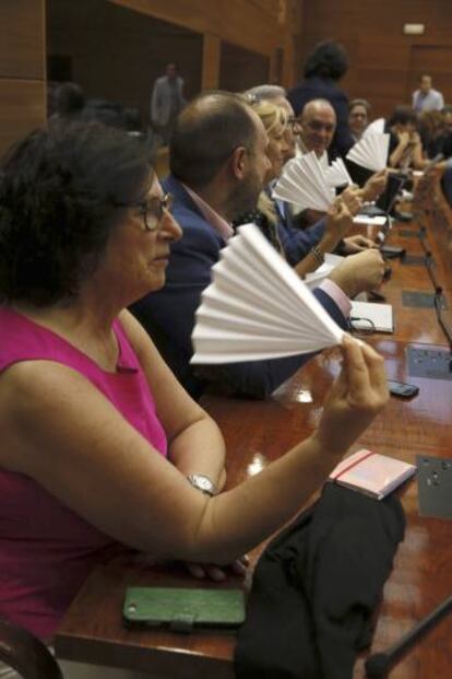Los diputados tanto del PSOE como de Podemos han usado abanicos de papel durante el comienzo de la sesi&oacute;n plenaria de hoy en la Asamblea de Madrid.