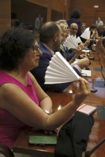 Los diputados tanto del PSOE como de Podemos han usado abanicos de papel durante el comienzo de la sesión plenaria de hoy en la Asamblea de Madrid.