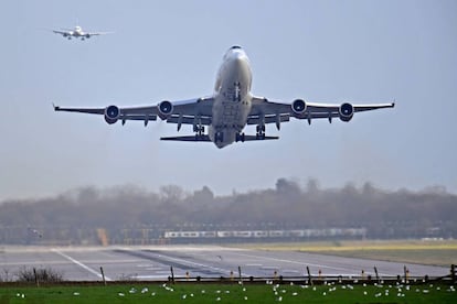 Avião decolando, em imagem de arquivo.