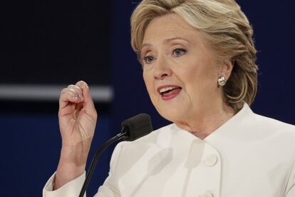 La candidata Hillary Clinton respon una pregunta durant el debat.