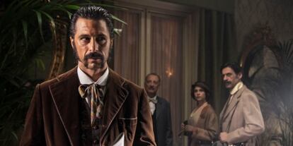 La patrulla de 'El Ministerio del Tiempo' este año ha sufrido turbulencias. Primero, con la breve salida de Rodolfo Sancho y <a href="http://cultura.elpais.com/cultura/2016/03/21/television/1458588457_655173.html">la incorporación de Hugo Silva al grupo</a>. Después, con los meses de incertidumbre que tuvieron a sus fans sin saber si habría <a href="http://cultura.elpais.com/cultura/2016/09/22/television/1474553104_089890.html">tercera temporada</a>. Y por último, con <a href="http://cultura.elpais.com/cultura/2016/12/12/television/1481541686_294992.html">la noticia de la salida definitiva de Rodolfo Sancho</a> para la tercera temporada. Vaivenes que no afectan a los 'ministéricos', que siguen al pie del cañón apoyando una serie de viajes en el tiempo que <a href="http://cultura.elpais.com/cultura/2016/09/28/television/1475052345_934599.html">incluso ha "inspirado" de forma muy sospechosa a una ficción estadounidense</a>.