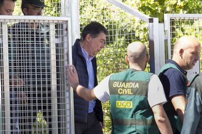 Ignacio González es conducido del cuartel de la Guardia Civil en Tres Cantos (Madrid) a la Audiencia Nacional.