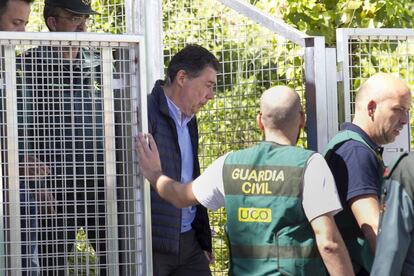 Ignacio Gonz&aacute;lez es conducido del cuartel de la Guardia Civil en Tres Cantos (Madrid) a la Audiencia Nacional.