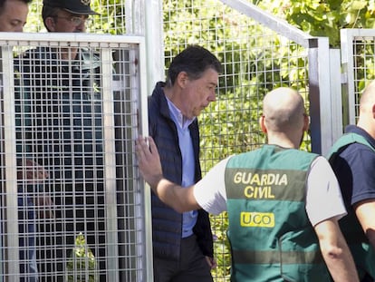 Ignacio Gonz&aacute;lez es conducido del cuartel de la Guardia Civil en Tres Cantos (Madrid) a la Audiencia Nacional.