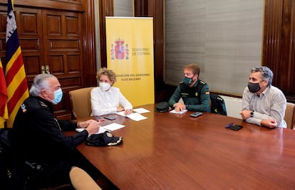 Reunión de la delegada del Gobierno en Baleares, Aina Calvo, con los máximos responsables de Guardia Civil y Policía Nacional y el director del aeropuerto de Palma tras la fuga de pasajeros por las pistas del aeropuerto el 5 de noviembre.