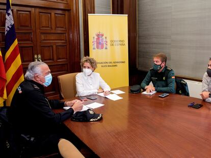 Reunión de la delegada del Gobierno en Baleares, Aina Calvo, con los máximos responsables de Guardia Civil y Policía Nacional y el director del aeropuerto de Palma tras la fuga de pasajeros por las pistas del aeropuerto el 5 de noviembre.