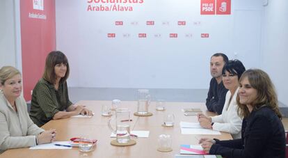 Idoia Mendia y Maddalen Iriarte en una reunión para hablar de presupuestos.