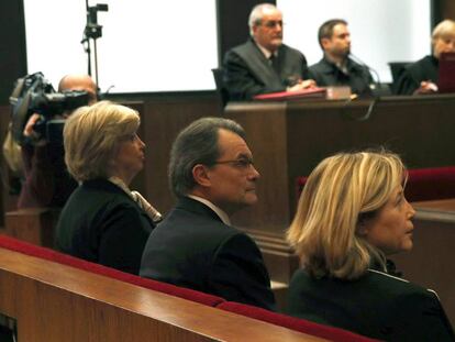 Irene Rigau, a l'esquerra, Artur Mas i Joana Ortega al judici pel 9-N.