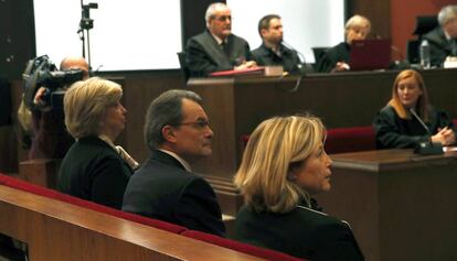 Irene Rigau, a l'esquerra, Artur Mas i Joana Ortega al judici pel 9-N.