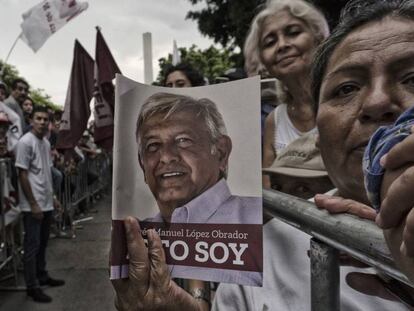 Seguidores de López Obrador aguardam sua chegada durante um comício em Jalisco.