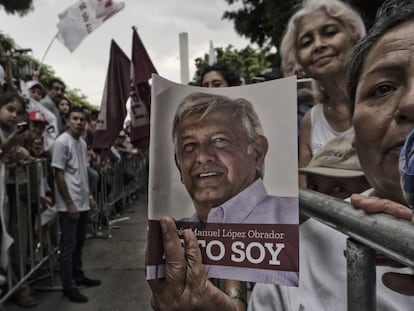 Seguidores de López Obrador aguardam sua chegada durante um comício em Jalisco.