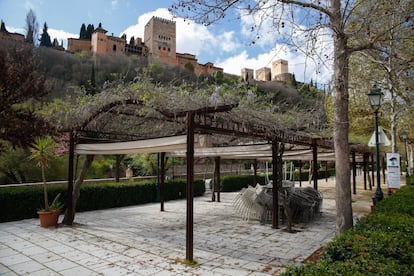 El Paseo de los tristes granadino, sin nadie paseando por él. Imagen tomada el 16 de marzo.