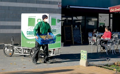 Un empleado de Cargobici entrega un pedido de donuts en Barcelona.