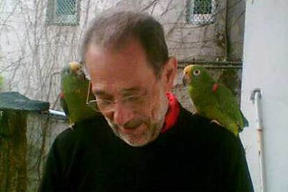 Javier Solana, este verano, con dos loros al hombro.