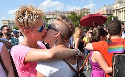 Duas manifestantes lésbicas se beijam durante manifestação do Orgulho LGBTI+