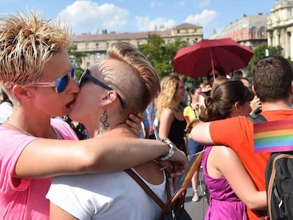 Duas manifestantes lésbicas se beijam durante manifestação do Orgulho LGBTI+