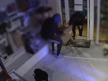 Las cámaras de seguridad registraron cómo los investigados sacaban numerosas cajas de tabaco de uno de los establecimientos que robaron.