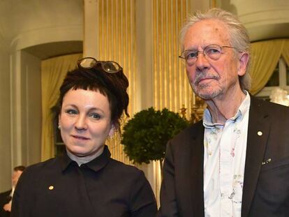 La escritora polaca Olga Tokarczuk y el autor austriaco Peter Handke, en Estocolmo tras pronunciar sus discursos por el Premio Nobel de Literatura.