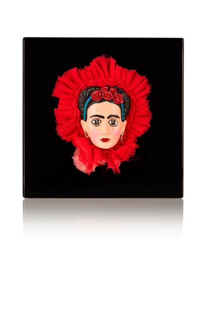 Otro homenaje a Frida en forma de clutch cuadrado (1.165 euros).