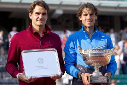 Los dos finalistas posan con sus respectivos trofeos. El español suma ya 10 Grand Slam, seis menos del número tres suizo.