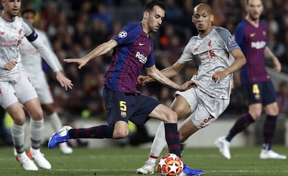 El barcelonista Busquets, ante Fabinho, jugador del Liverpool, en el partido de ida de la Champions League.